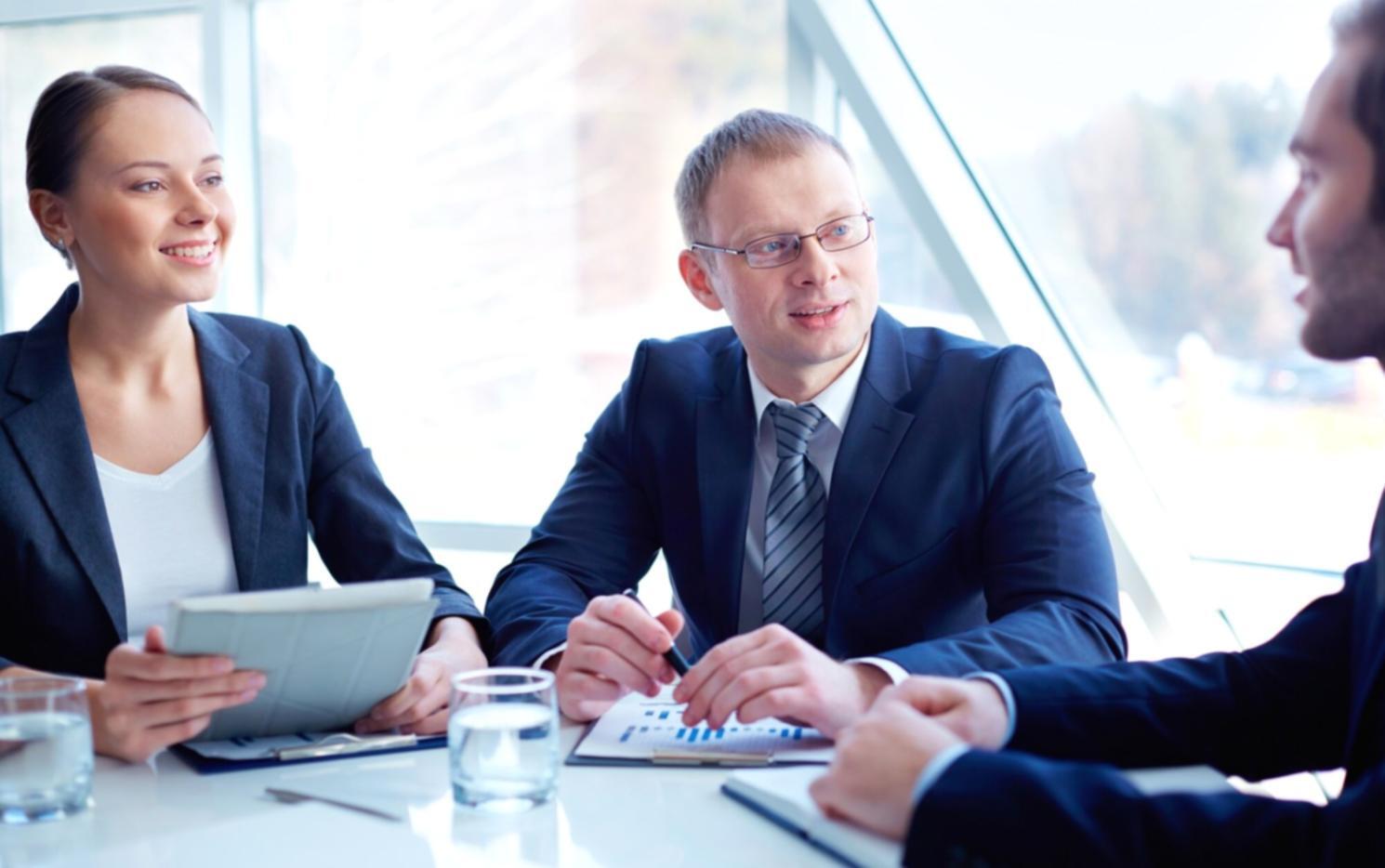 Strategische Finanzplanung mit verschiedenen Dokumenten und Analysen