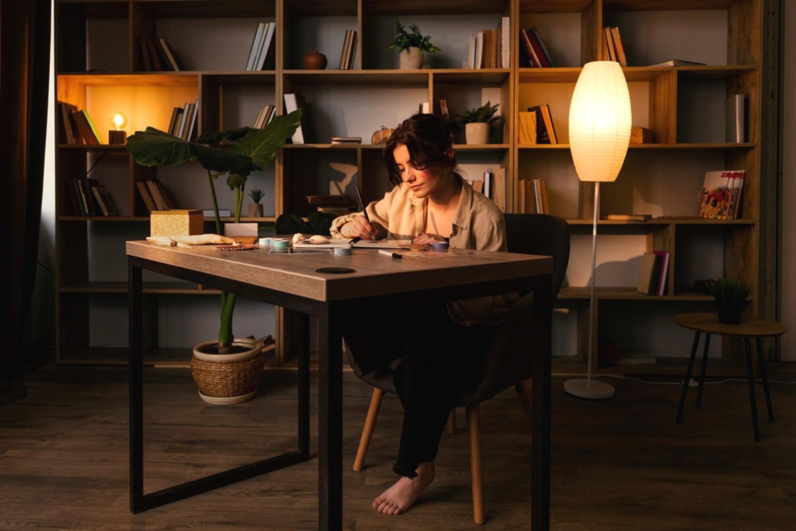 Moderne Büroumgebung mit Finanzunterlagen und Technologie