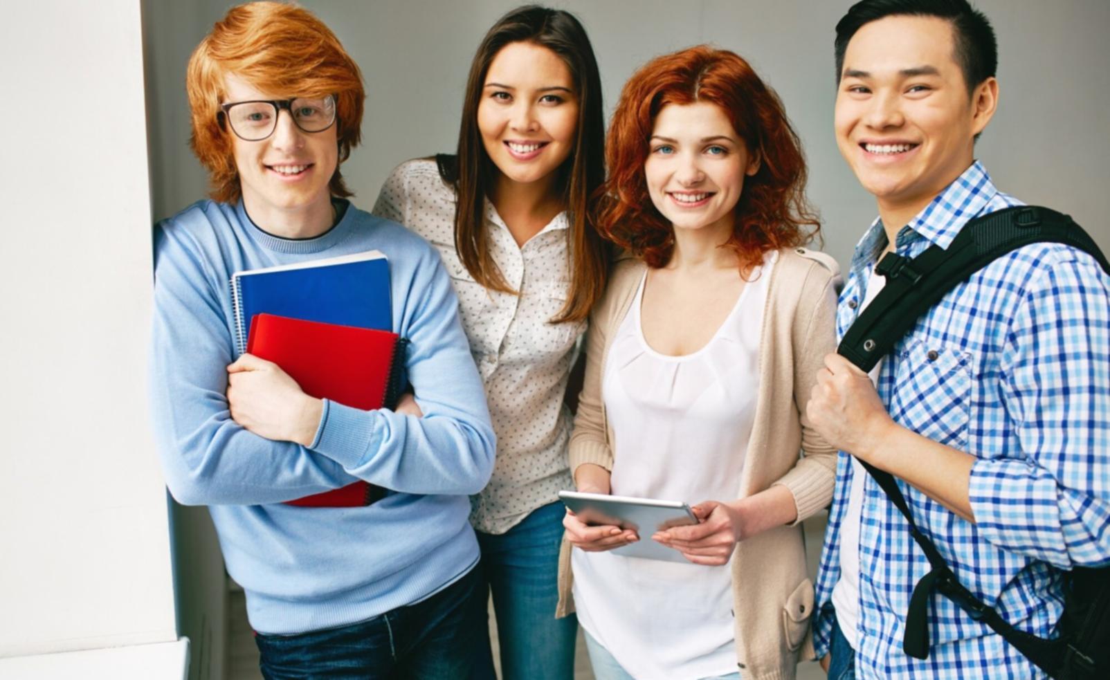 Finanzdokumente und Taschenrechner auf einem Schreibtisch